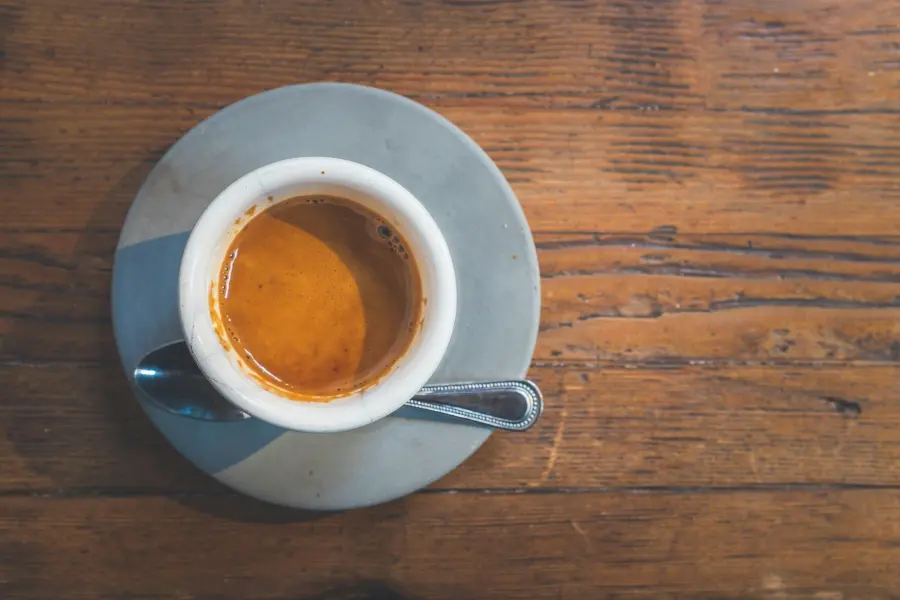 Caffè espresso, meglio gustarlo in tazzina oppure in vetro?