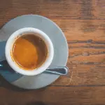 Caffè espresso, meglio gustarlo in tazzina oppure in vetro?