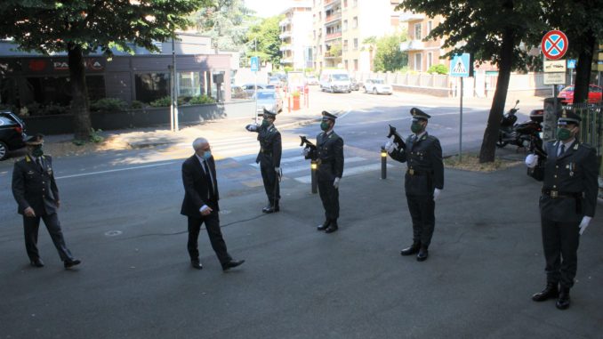 Il prefetto visita le forze dall'ordine presso