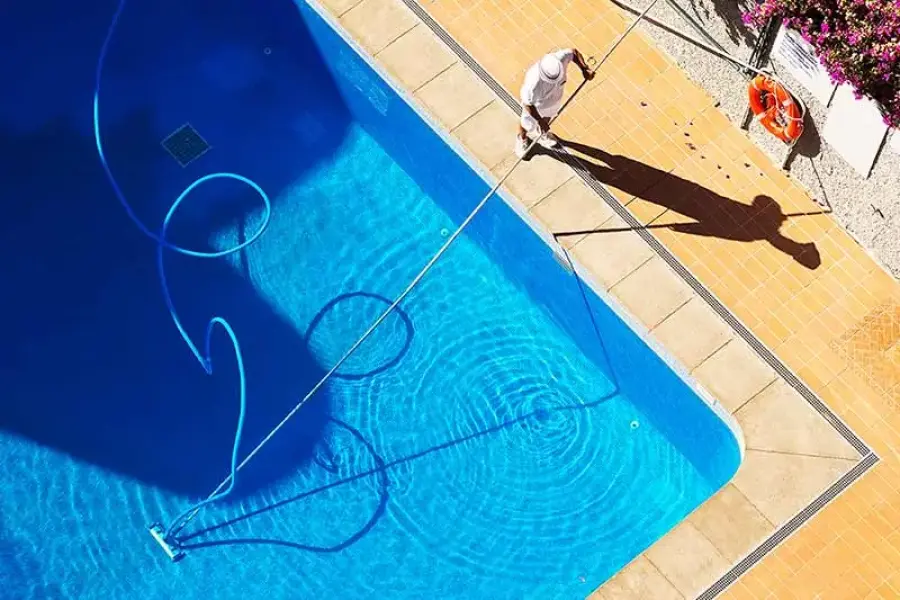 Manutenzione di una piscina: gli strumenti da utilizzare