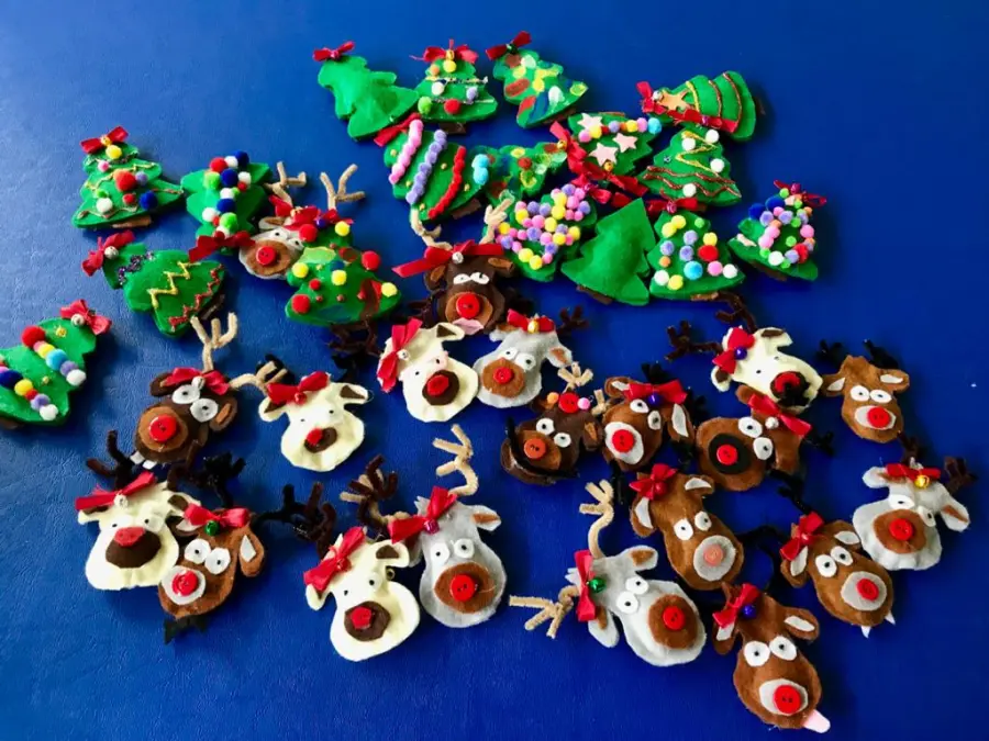 Bimbi ricoverati preparano spille con le loro mani