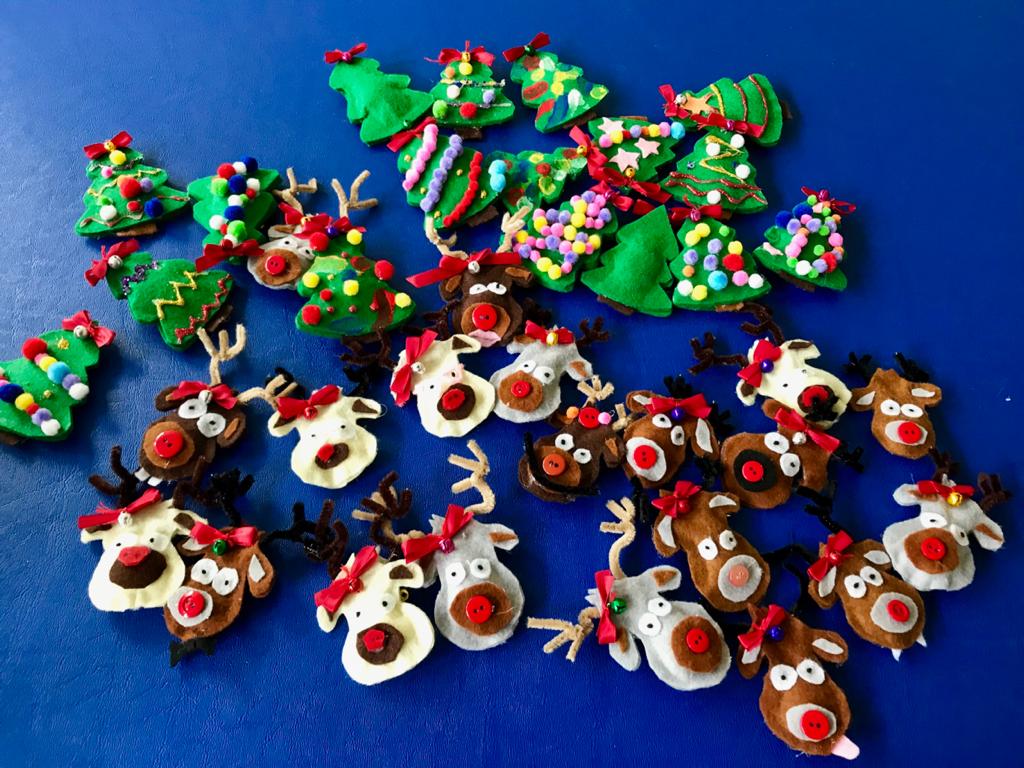 Bimbi ricoverati preparano spille con le loro mani