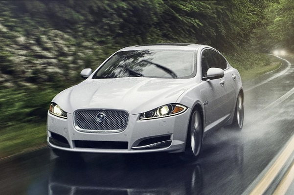 Guidare sicuri su strade bagnate