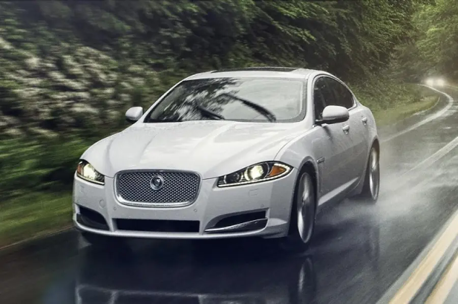 Guidare sicuri su strade bagnate