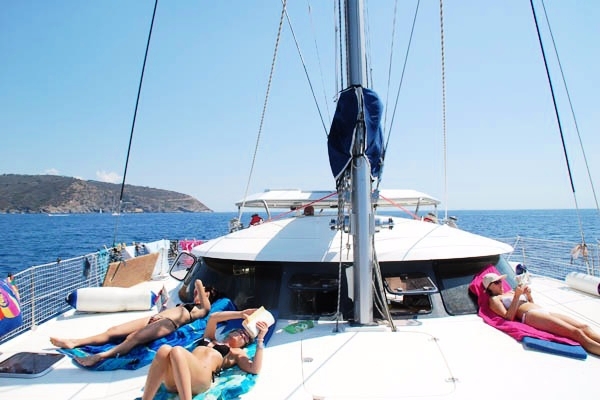 Vacanza in catamarano, cosa serve sapere prima di organizzarla