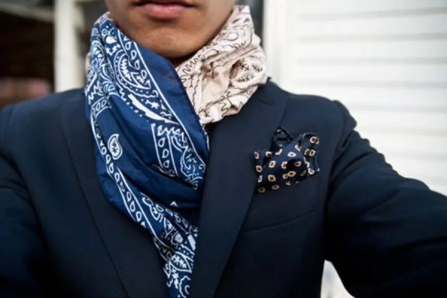 Foulard di seta: uomo contro donna