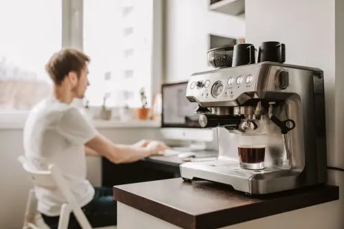 Macchine superautomatiche in ufficio e a casa: manutenzione, consumi e scelta della miscela giusta